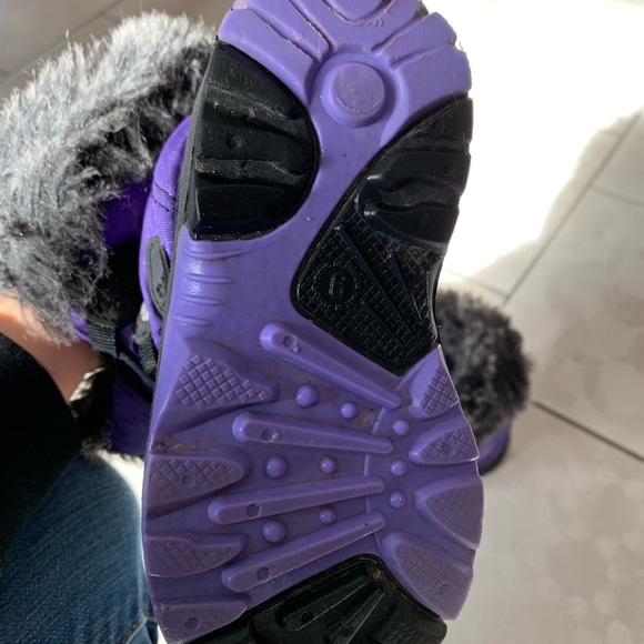 Toddler girls size 9 snowboots - Picture 3 of 3